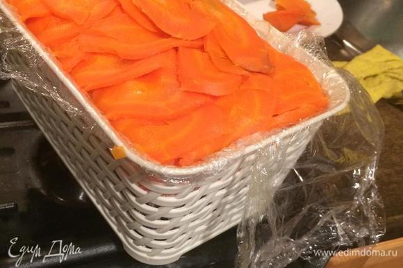 Сверху кладем слой моркови внахлест, ставим в холодильник на 6–7 часов под пресс.