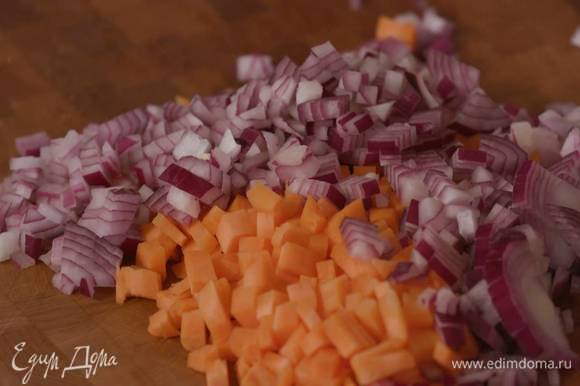 Морковь и красный лук почистить и порезать небольшими кубиками.