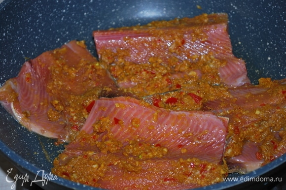 Рыбу обжарьте на сковороде до готовности (примерно в течение 15–17 минут). Дайте рыбе остыть. Отделите рыбу от костей и разберите на кусочки.
