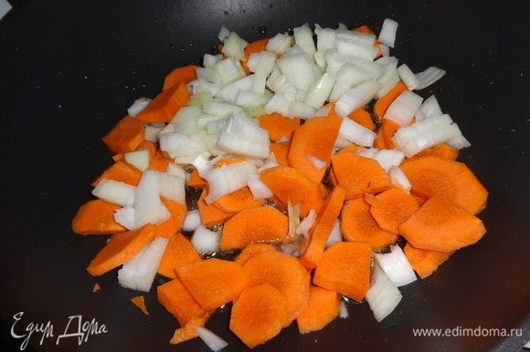 В сковороду налить оставшееся масло и обжарить на нем лук с морковью до мягкости.