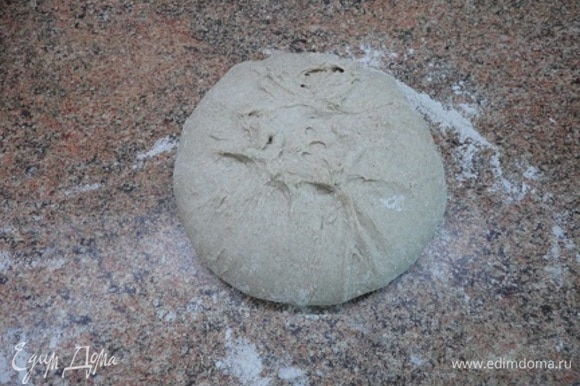 Рабочую поверхность подпыляем ржаной мукой, выкладываем тесто и формируем хлеб, запечатывая края теста к середине (у меня будет круглый хлеб).
