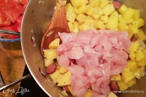После обжарки лука добавляем куриное филе, перемешиваем, оставляем на огне на 2 минуты и затем добавляем фасоль и нарезанный помидор.