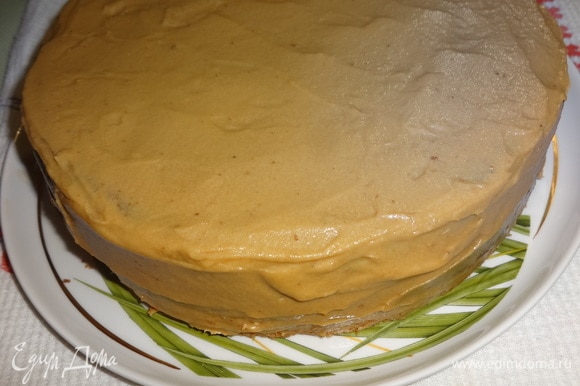 Смазать оставшимся кремом бока торта. Поставить торт в холодильник на 1 час.