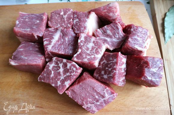 Духовку разогреть до 180°C. Мясо нарезать на крупные куски.