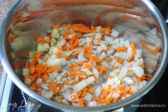 В кастрюле с толстым дном разогреваем 2 ст. л. растительного масла и обжариваем небольшие луковицу и морковь, нарезанные мелкими кубиками.