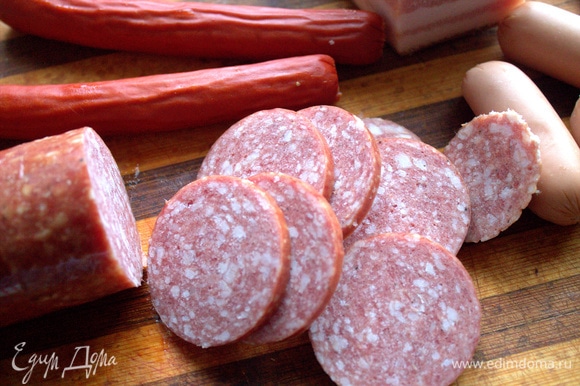 Колбасу, мясо нарезать, сосиски необязательно измельчать.