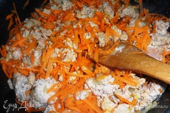 Добавить морковь в сковороду, перемешать и продолжать обжаривать еще 5 минут.