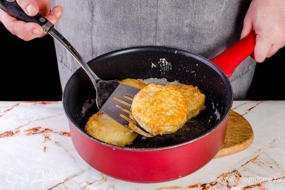 Обжаривайте хека на разогретой сковороде с растительным маслом до румяной корочки с двух сторон.