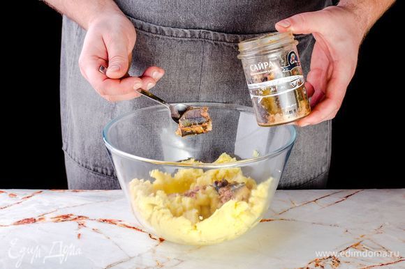 Возьмите консервированную сайру ТМ «Капитан Вкусов», слейте лишнюю жидкость и соедините картофельное пюре с сайрой, перемешайте.