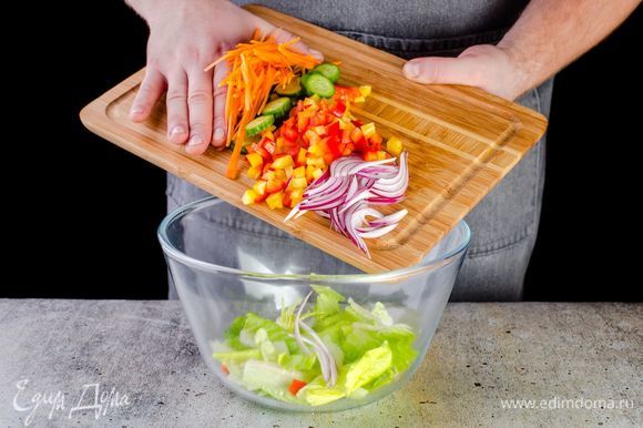 Салат романо порвите крупно руками и соедините в глубокой миске с нарезанными ингредиентами.