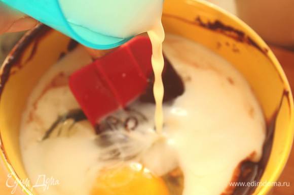 Шоколад с маслом растопить в микроволновке. Смешать молоко с яйцом до однородности (взбивать не надо).