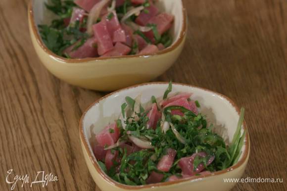 В небольшие пиалы разложить салатный микс, сверху шумовкой выложить тунца с зеленью.