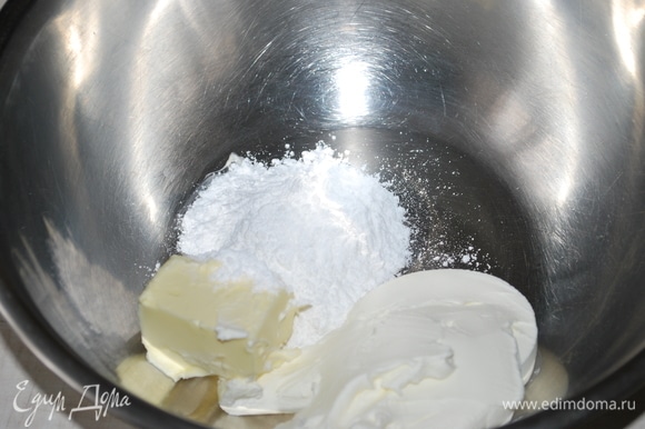 Пока кексы остывают, сделаем крем. Сливочное масло комнатной температуры соединим с творожным сыром и сахарной пудрой. Все хорошо перемешаем.