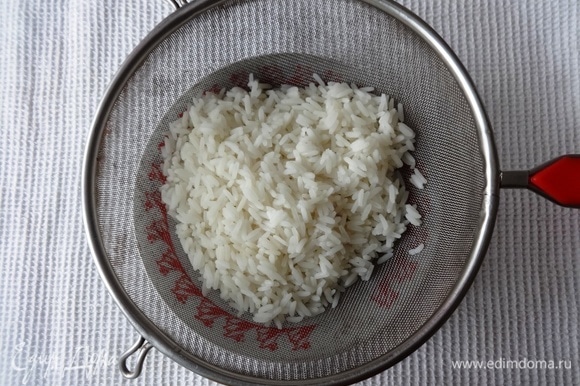 Рис отварить до готовности в подсоленной воде. Готовый рис откинуть на сито и остудить до комнатной температуры.
