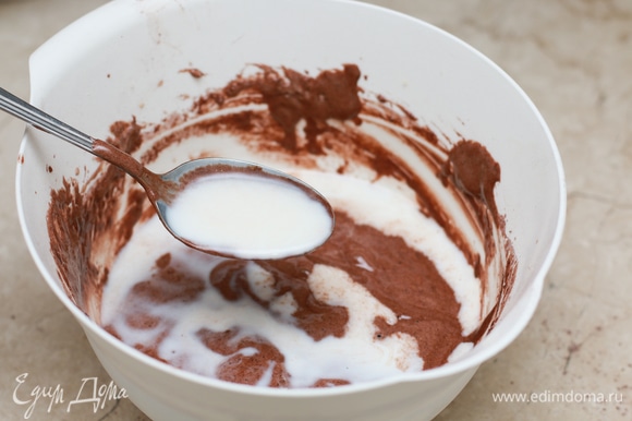 Смешайте муку с какао и разрыхлителем. Просейте муку с какао к яйцам, перемешайте до полного соединения, затем добавьте молоко и перемешайте до однородности. Проследите, чтобы в тесте не было комков.