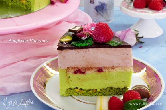 Охлажденный торт разрезаем на кусочки и подаем. Более гармоничного сочетания, чем малиново-розовое и фисташковое суфле, трудно себе представить!