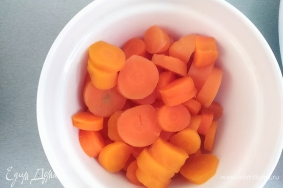 Морковь нарезать произвольно.