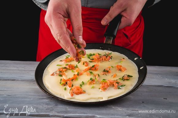 На раскаленную сковороду, смазанную маслом, вылейте тесто. Как только нижняя сторона пропечется, выложите начинку и переверните блин.