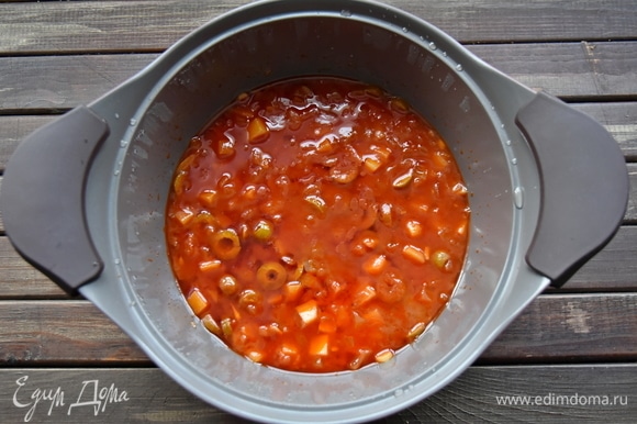 Добавить томатную пасту, разведенную в стакане воды. Соус потушить минут 10 на медленном огне.