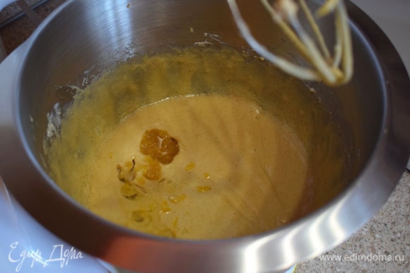 Добавить растительное масло без запаха (10 г), цедру одного лимона и мед (8 г). Смешать.