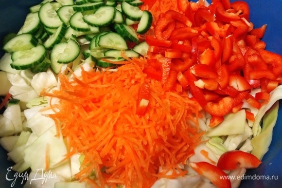 Морковь натереть на терке для корейской моркови. Огурец нарезать полукольцами, перец — соломкой.