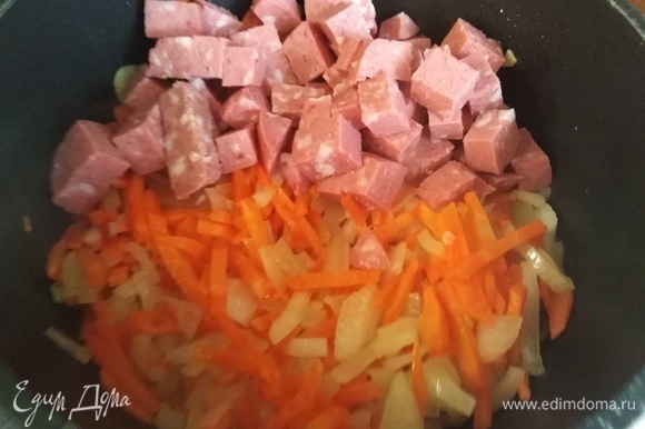 Лук с морковью обжарить на растительном масле. Добавить нарезанную колбасу. Обжарить. Картофель нарезать.