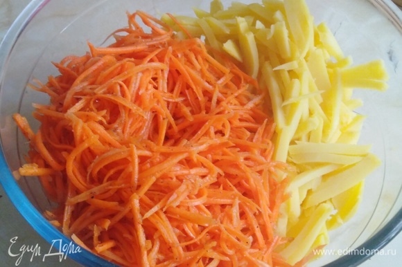 Картофель нарезать соломкой. Посолить по вкусу. Соединить с морковью. Перемешать. Оставить на 10–15 минут для пропитки.