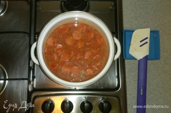 После этого вливаем в кастрюлю томатный сок с базиликом. Добавляем соль. Все перемешиваем. Варим суп на среднем огне около 5 минут.
