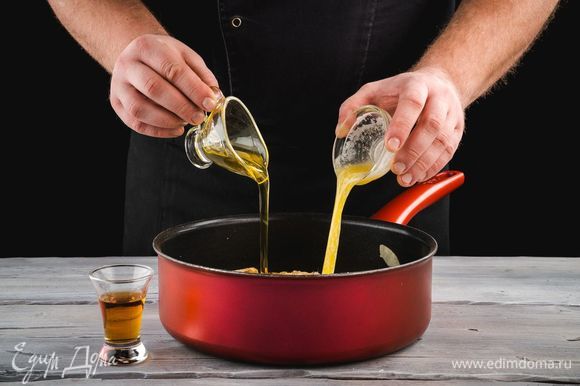 Затем добавьте растопленное сливочное масло, мед и коньяк. Готовьте на медленном огне в течение 15 минут. Кусочки яблок должны стать мягкими.