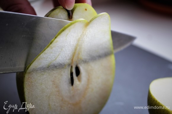 Нарезать грушу слайсами 2–3 мм.