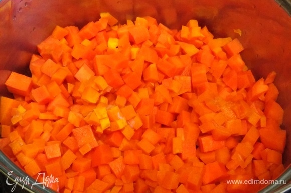 Все ингредиенты почистить. Нарезать кусочками. В кастрюлю налить воды. Засыпать морковь. Варить под крышкой 10 минут. Добавить тыкву. Варить еще 10 минут.