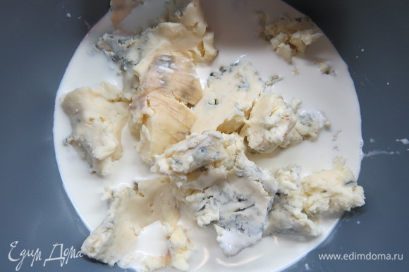 В сотейнике соединить 70 г сливок и голубой сыр, прогревать, помешивая, до однородной массы.