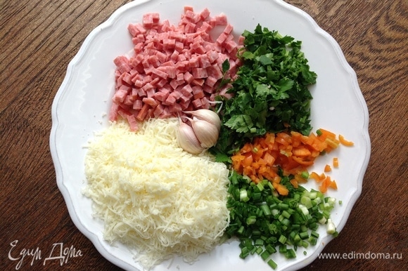 Нарезать мелко салями, натереть сыр, нарезать петрушку, лук, перец чили.