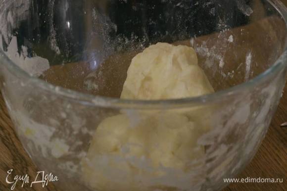 Приготовить тесто: 250 г муки перемешать с сахаром и 1/2 ч. ложки соли, добавить нарезанное сливочное масло, порубить все ножом и растереть руками в крошку, затем ввести яйцо, влить 2 ст. ложки ледяной воды и руками вымесить тесто.