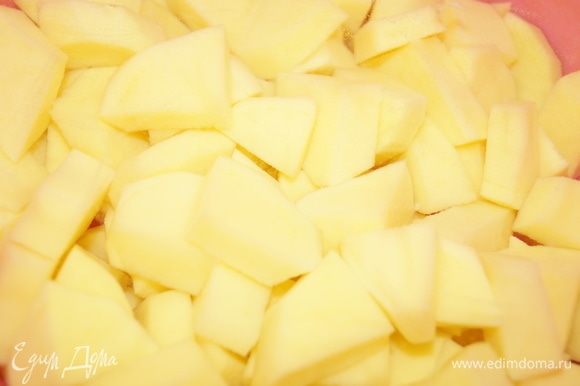 Овощи очистить и нарезать. Картофель — на кубики.