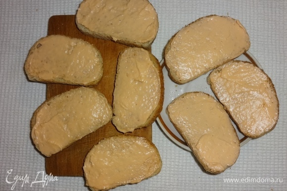 Намазать кусочки хлеба плавленым сыром.