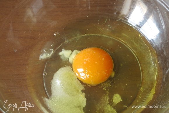 Соединяем яйцо, белки, сахар, 1 ст. л. масла растительного.