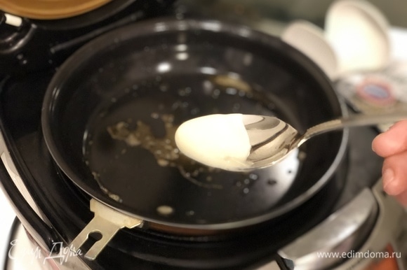 Разогретую сковороду смазать сливочным маслом и столовой ложкой налить тесто, как на оладьи (понемножку — примерно третью часть ложки).