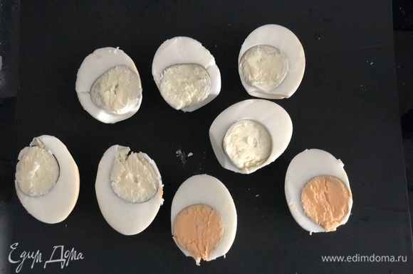 Сваренные вкрутую яйца очистить, разрезать поперек на 2 части.