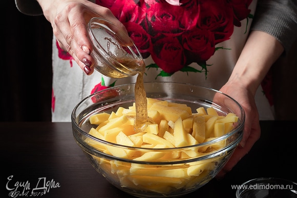 Картофель нарежьте соломкой, вылейте в него белок.