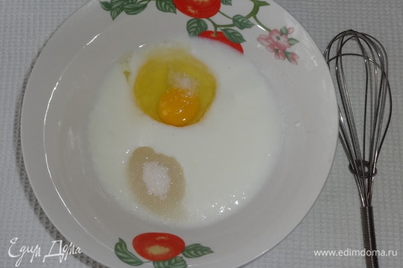 Кефир соединить с яйцом, сахаром и солью, взбить.