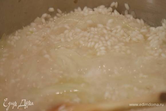 Когда жидкость выпарится, добавить в рис оставшееся сливочное масло, половину натертого сыра и сделать монтекатуру, то есть большой ложкой перемешать ризотто движениями снизу вверх, слегка подбрасывая.