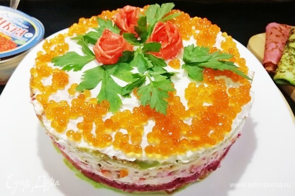 Я украсила торт икрой горбуши ТМ «Восточный берег», зеленью и розами из имбиря.