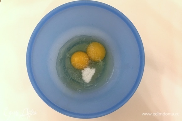 Для начала нужно сделать тесто для блинов. Для этого берем яйца, взбиваем их с солью и сахаром. Взбить их можно как миксером, так и обычным венчиком.