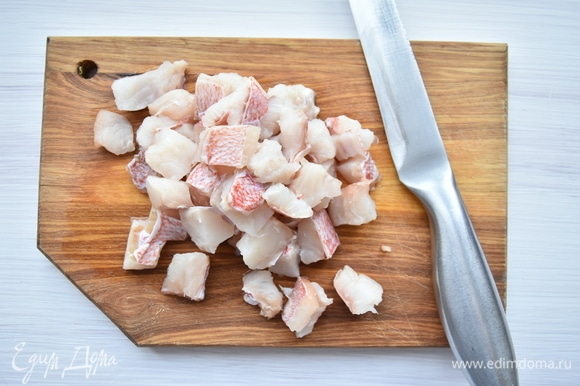 Рыбное филе нарезать кубиком, лук — полукольцами. На сковороде с растительным маслом обжарить рыбу с луком. Посолить, поперчить по вкусу.