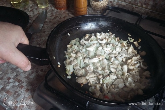 Обжарить лук и перец чили в растительном масле (2 минуты). Добавить в сковороду к луку шампиньоны и продолжить обжаривать, периодически помешивая (еще 3–4 минуты). Снять с огня.