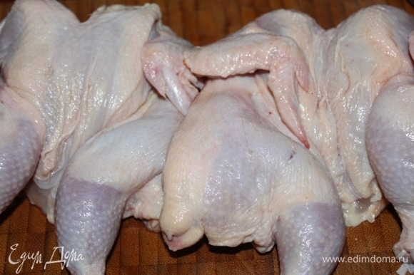 Разрезать цыплят необходимо по спинке. Цельная грудка тогда получится сочнее.