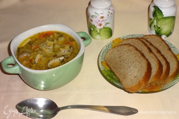 Разлить суп по тарелкам и подать к столу. Угощайтесь! Приятного аппетита!