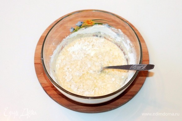 В молочно-яичную массу добавить мучную смесь, вымешать однородное тесто.
