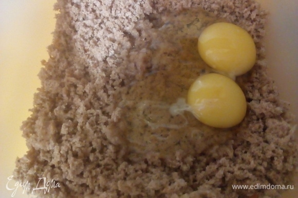 Натрите хлеб на терке и добавьте туда 2 яйца.